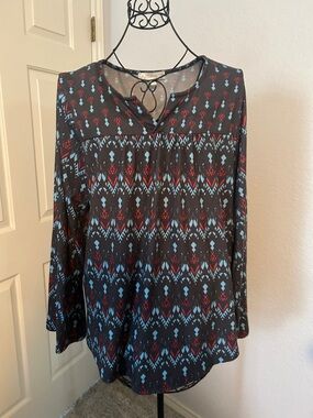 Women's Black Printed Long-Sleeve V-Neck Top - Red & Light Blue Pattern